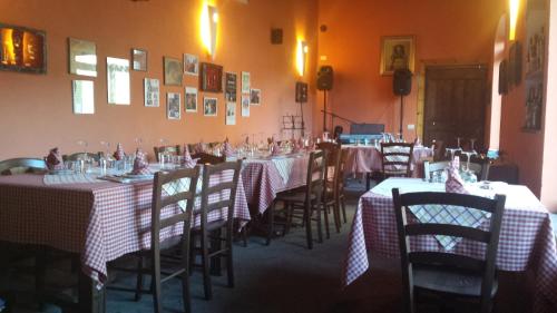 ein Restaurant mit Tischen und Stühlen sowie roten und weißen Tischdecken in der Unterkunft La Chicca B&B in Cassine