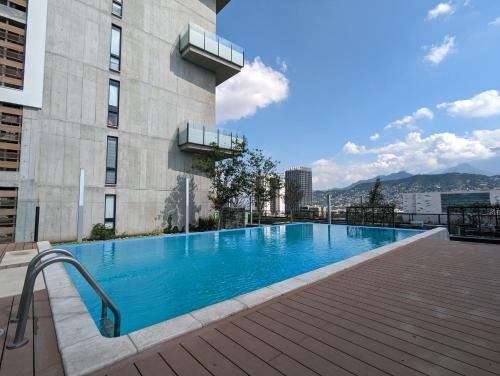 una piscina en la azotea de un edificio en Luxury Loft Monterrey City Living at Landmark High Rise, en Monterrey