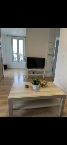 Televízia a/alebo spoločenská miestnosť v ubytovaní Appartement Moderne et Chic