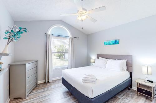 una camera con un letto bianco e una finestra di D & D Marlin House a Panama City Beach