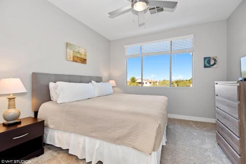 a bedroom with a bed and a window at Pure Suites 2 Bed N Scottsdale McDowell Mtn Ranch Gym Pool in Scottsdale