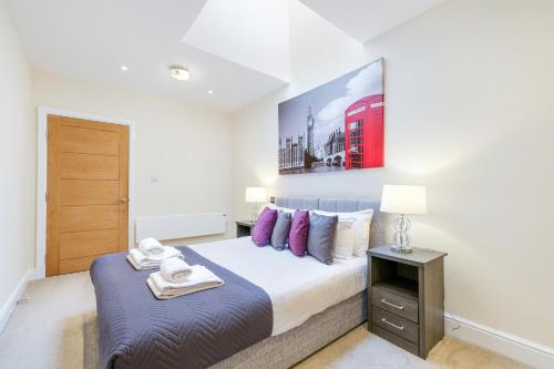 una camera con letto e cabina telefonica rossa di Spacious Luxury 3 Bed Apt W Parking by 360Stays a Maidenhead