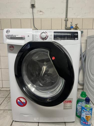 a washing machine with its door open in a kitchen at Duisburg FeelHome, Flughafen nah,2-Schlafzimmer, Badewanne, Zentral, WiFi, Top Floor in Duisburg