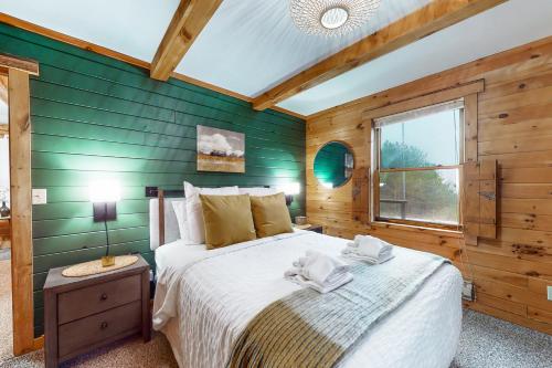 a bedroom with a bed and a green wall at McKenzie Highlands in Watkins Glen