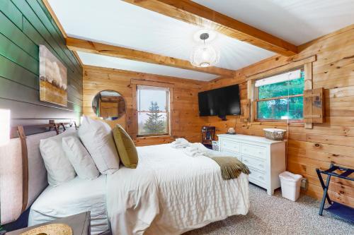 una camera con letto e TV di McKenzie Highlands a Watkins Glen