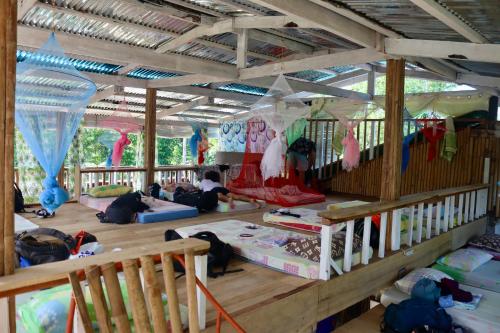 ein Zimmer mit einer Gruppe von Personen, die auf dem Boden schlafen in der Unterkunft Bohol Hammock Hostel in Batuan