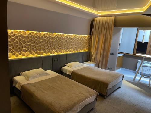 ein Hotelzimmer mit 2 Betten in einem Zimmer mit Avisor in der Unterkunft Апартаменты Радужный берег in Turksib