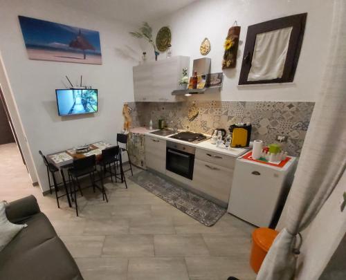 A kitchen or kitchenette at Casa Del Vicolo