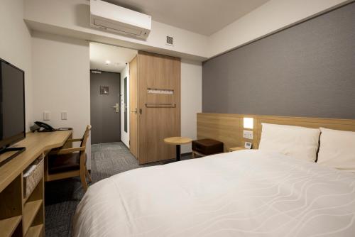 Ένα ή περισσότερα κρεβάτια σε δωμάτιο στο Dormy Inn Hiroshima Annex