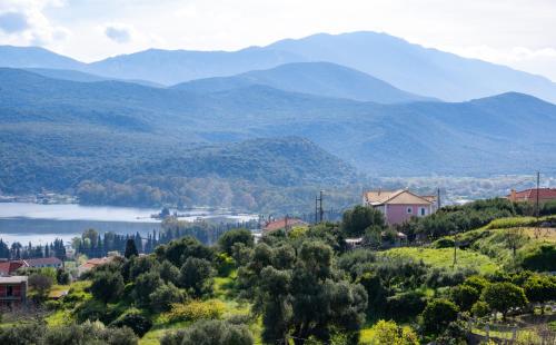 una città con vista sulle montagne e sul lago di Apaggio di Argostoli Apartment! private parking & sea view! ad Argostoli