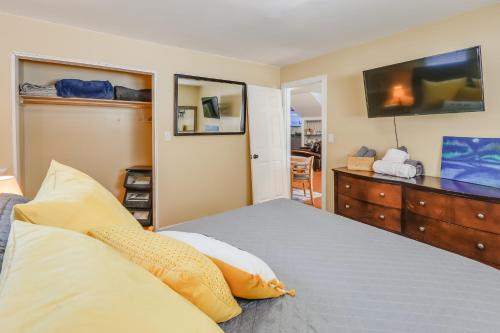 - une chambre avec un lit, une commode et une télévision dans l'établissement Cozy Apartment in Fairbanks about 2 Mi to Downtown!, à Fairbanks