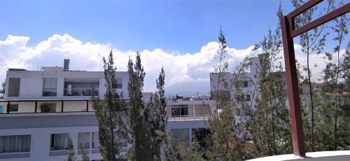 un gran edificio blanco con árboles delante de él en Casona Moya Vallecito, en Arequipa