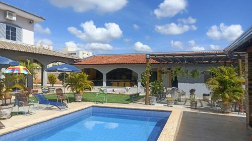 una piscina en el patio trasero de una casa en Recanto do Sossego, en Presidente Prudente