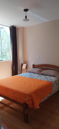 1 dormitorio con 1 cama grande y ventana en Casa Moya Vallecito en Arequipa