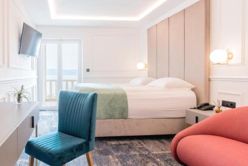 pokój hotelowy z łóżkiem i krzesłem w obiekcie Rooms by the sea Krilo Jesenice, Omis - 17901 w mieście Jesenice
