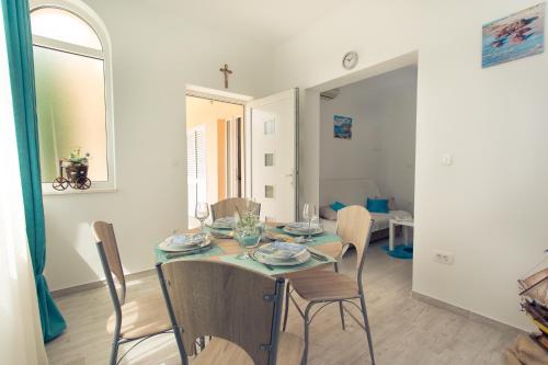 a dining room with a table and chairs at Apartments with a parking space Kastel Kambelovac, Kastela - 21071 in Kaštela