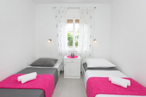 Apartments with parking space Kastel Luksic, Kastela - 21073