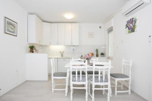 Apartments with parking space Kastel Luksic, Kastela - 21073