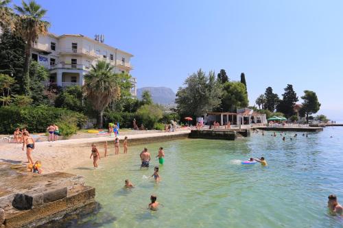 Apartments with parking space Kastel Luksic, Kastela - 21073