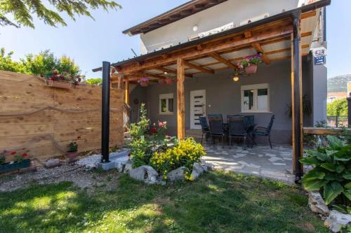 Apartments with parking spaces Kastel Novi, Kastela - 21085