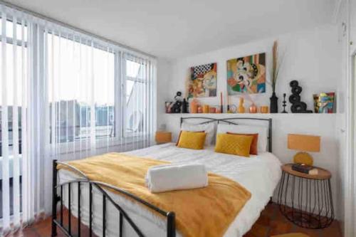 Un pat sau paturi într-o cameră la Hyde Park Rooftop Apartment