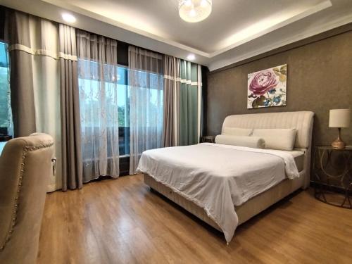 een slaapkamer met een groot bed en een groot raam bij Grand Illusyin in Shah Alam