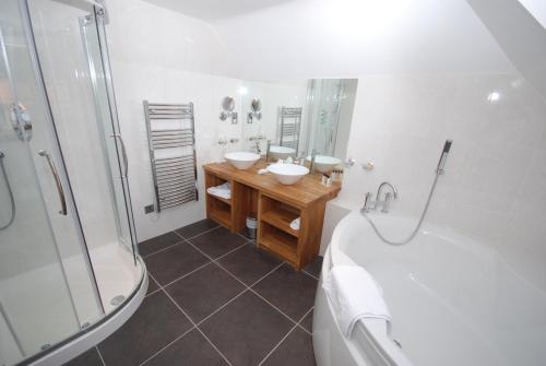 a bathroom with a shower, sink, and toilet at The Chequers Inn in Rookley
