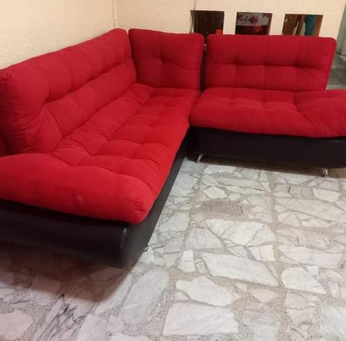 a red couch sitting in a living room at LOS TRES HUASTECOS in Ciudad Valles