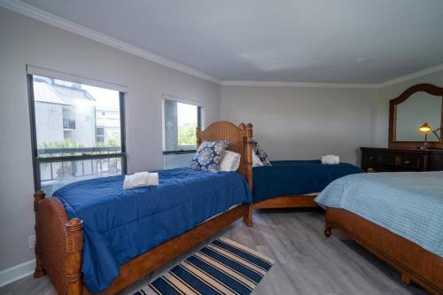 een slaapkamer met 2 bedden en een groot raam bij Summer House 204 - Newly Renovated! Ocean View! in Isle of Palms