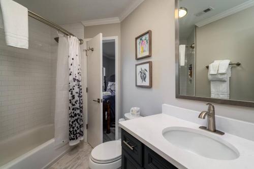 een badkamer met een wastafel, een toilet en een douche bij Summer House 204 - Newly Renovated! Ocean View! in Isle of Palms