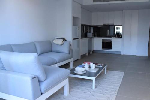ein Wohnzimmer mit einer Couch und einem Couchtisch in der Unterkunft New Spacious 1 Bedroom Apartment Rosebery in Sydney