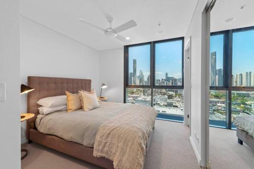 a bedroom with a bed with a view of the city at Prime Located Luxe 2 BR Sky Home/Sensational Views in Brisbane