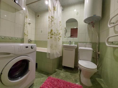 een badkamer met een wasmachine en een toilet bij Однокімнатна на проспекті Соборності, біля Там-таму in Loetsk