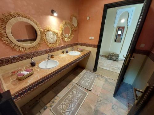 un bagno con due lavandini e due specchi di Villa Dahlia a Marrakech