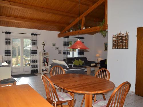 un salon avec une table et des chaises en bois dans l'établissement Maison bord de mer, plage à pied, WIFI, parking, animaux acceptés - FR-1-22-261, à La Tranche-sur-Mer
