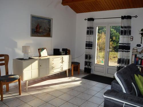 - un salon avec une armoire blanche et une fenêtre dans l'établissement Maison bord de mer, plage à pied, WIFI, parking, animaux acceptés - FR-1-22-261, à La Tranche-sur-Mer