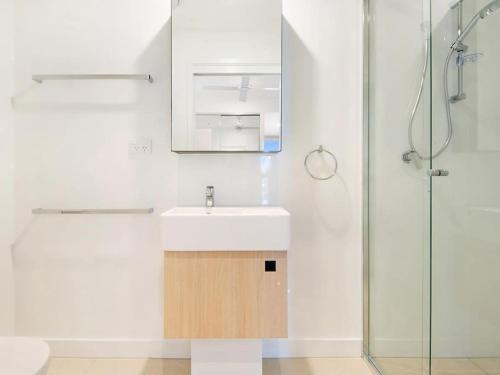 a bathroom with a sink and a shower at Luxe 2bed/2Bath/Park in Newstead in Brisbane