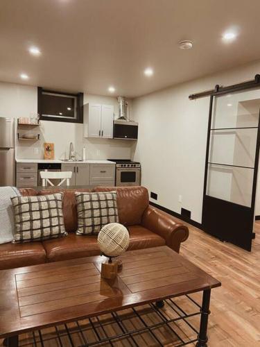sala de estar con sofá marrón y mesa en 1-bedroom apartment in Uptown Waterloo en Waterloo