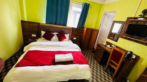 sypialnia z dużym łóżkiem i czerwonym kocem w obiekcie Hotel Pathibhara w mieście Tāplejung
