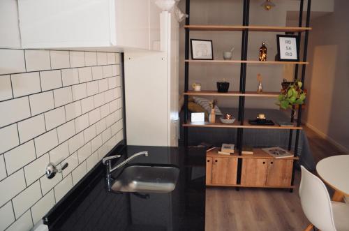 - Baño con lavabo y mesa en Hermoso y moderno monoambiente en el corazón de Pichincha en Rosario