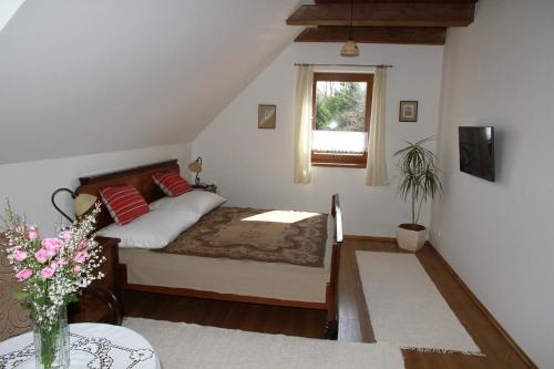 a bedroom with a bed and a window at Árpád Ház in Alsónána