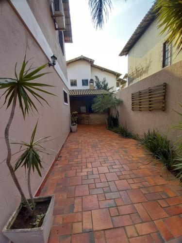 a courtyard of a house with a potted plant at Linda Casa no Jardim Mariléa com Área Gourmet e Hidromassagem! in Rio das Ostras