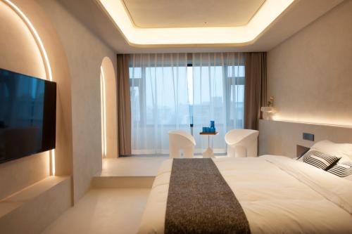 سرير أو أسرّة في غرفة في Dream Designer Hotel - Huimin Street Branch of Xi'an Bell and Drum Tower