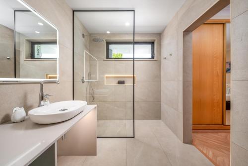 Kylpyhuone majoituspaikassa Horta's villa - private heatable Pool