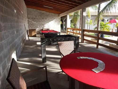 un patio con mesa de ping pong y sillas en Recanto do Sossego, en Presidente Prudente
