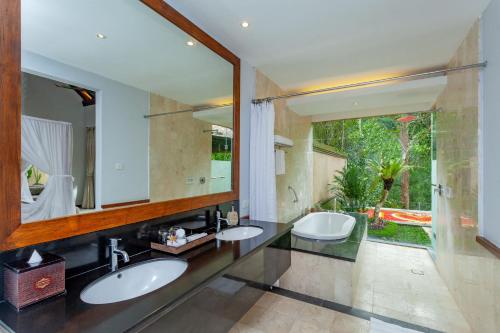 ウブドにあるThe Lokha Ubud Resort, Villas & SPAのバスルーム(シンク2台、大きな鏡付)