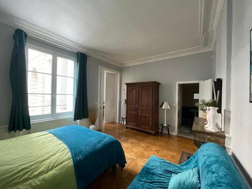 ein großes Schlafzimmer mit einem Bett und einem Fenster in der Unterkunft Le villequier 8 Rouen centre in Rouen