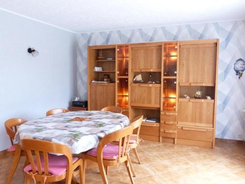une salle à manger avec une table et des chaises dans l'établissement Maison Confortable avec Jardin Clos, Terrasse et Ping-Pong à La Tranche-sur-Mer, Proche Plage - FR-1-194-258, à La Tranche-sur-Mer
