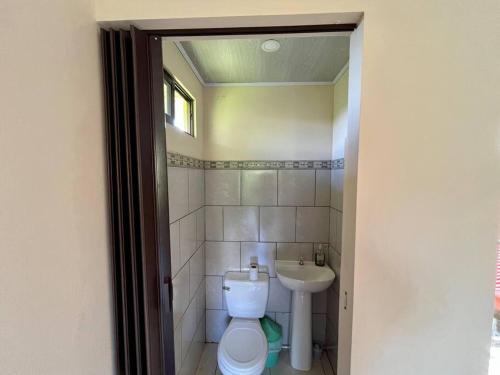 Et badeværelse på Apartment Buenos Aires, Puntarenas