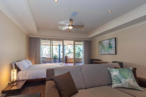 Apartment 2, 9 River Lane Mannum في مانّوم: غرفة معيشة مع سرير وأريكة